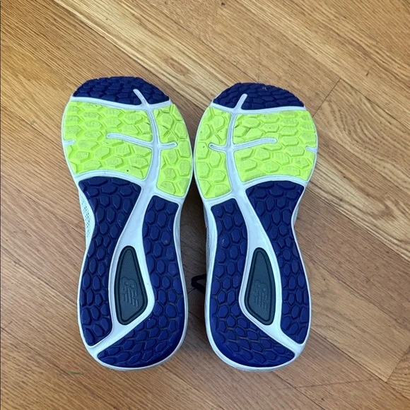 Women’s New Balance Fresh foam athletic shoes. - Picture 3 of 6
